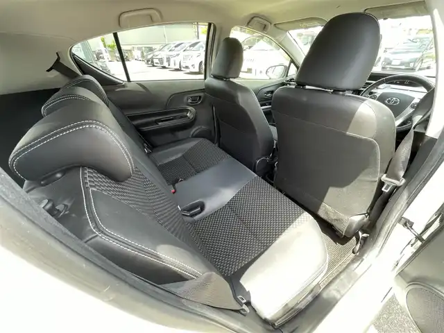 トヨタ アクア X－URBAN 石川県 2015(平27)年 7.7万km スーパーホワイトⅡ ワンオーナー/トヨタセーフティーセンス/・EBD（電子制動力配分制御）付ABS＆ブレーキアシスト/・VSC＆TRC（車両安定制御システム＆トラクションコントロール）/・ECB（電子制御ブレーキシステム）/・ヒルスタートアシストコントロール/・車両接近通報装置/・緊急ブレーキシグナル（ハザードランプ点滅式）/純正メモリナビゲーション/【CD・DVD・SD・Bluetooth・フルセグTV】/型番：NSZN-W64T/バックカメラ/ビルトインETC /ステアリングリモコン/ハーフレザーシート/・シートヒーター(運転席/助手席)/プッシュスタート/・スマートキー/電動格納ミラー/LEDヘッドライト/・オートライト/・オートマチックハイビーム/・フォグライト/ルーフレール/純正フロアマット/取扱説明書/保証書