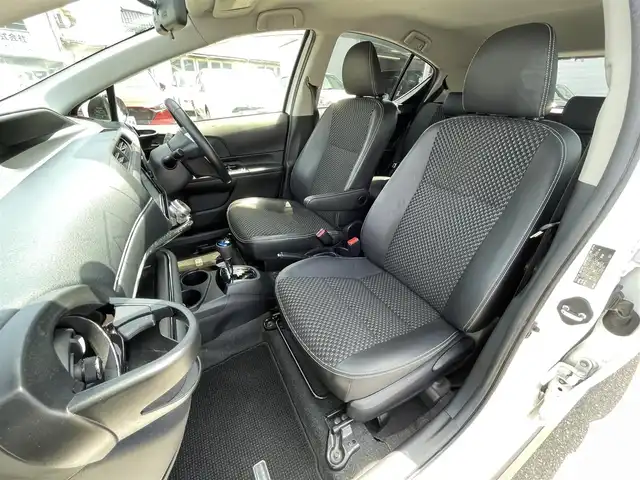 トヨタ アクア X－URBAN 石川県 2015(平27)年 7.7万km スーパーホワイトⅡ ワンオーナー/トヨタセーフティーセンス/・EBD（電子制動力配分制御）付ABS＆ブレーキアシスト/・VSC＆TRC（車両安定制御システム＆トラクションコントロール）/・ECB（電子制御ブレーキシステム）/・ヒルスタートアシストコントロール/・車両接近通報装置/・緊急ブレーキシグナル（ハザードランプ点滅式）/純正メモリナビゲーション/【CD・DVD・SD・Bluetooth・フルセグTV】/型番：NSZN-W64T/バックカメラ/ビルトインETC /ステアリングリモコン/ハーフレザーシート/・シートヒーター(運転席/助手席)/プッシュスタート/・スマートキー/電動格納ミラー/LEDヘッドライト/・オートライト/・オートマチックハイビーム/・フォグライト/ルーフレール/純正フロアマット/取扱説明書/保証書