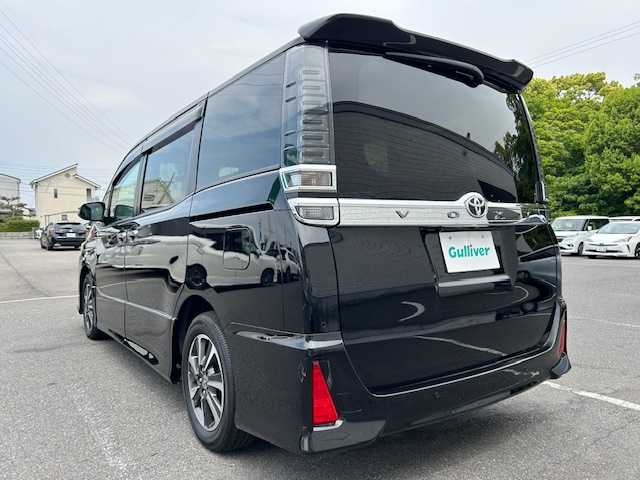 トヨタ ヴォクシー ZS 煌Ⅲ 大阪府 2021(令3)年 3万km ブラック 純正純正９インチナビ　/フルセグ　/バックカメラ　/ハーフレザーシート　/両側パワースライドドア　/ドライブレコーダー　/ＬＥＤヘッドライト　/オートハイビーム　/衝突軽減ブレーキ　/フロアーマット　/サイドバイザー/スマートキー