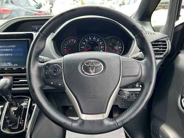 トヨタ ヴォクシー ZS 煌Ⅲ 大阪府 2021(令3)年 3万km ブラック 純正純正９インチナビ　/フルセグ　/バックカメラ　/ハーフレザーシート　/両側パワースライドドア　/ドライブレコーダー　/ＬＥＤヘッドライト　/オートハイビーム　/衝突軽減ブレーキ　/フロアーマット　/サイドバイザー/スマートキー