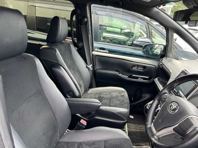 トヨタ ヴォクシー ZS 煌Ⅲ 大阪府 2021(令3)年 3万km ブラック 純正純正９インチナビ　/フルセグ　/バックカメラ　/ハーフレザーシート　/両側パワースライドドア　/ドライブレコーダー　/ＬＥＤヘッドライト　/オートハイビーム　/衝突軽減ブレーキ　/フロアーマット　/サイドバイザー/スマートキー
