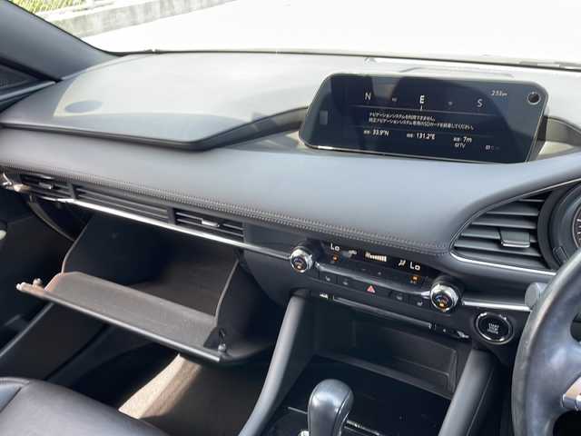 マツダ マツダ３ファストバック XD Lパッケージ 山口県 2020(令2)年 7.7万km スノーフレイクホワイトパールマイカ 純正SDナビ/Bluetooth接続オーディオ/ETC/ドライブレコーダー/プッシュスタート/オートドライビングポジションシート/電動格納ウィンカーミラー/レザーシート/シートヒーター/ハンドルヒーター/ドアバイザー/コーナーセンサー/追従型クルーズコントロール/横滑り防止装置/レーンアシスト/盗難防止装置/LED純正ヘッドライト/純正アルミホイール18インチ/　