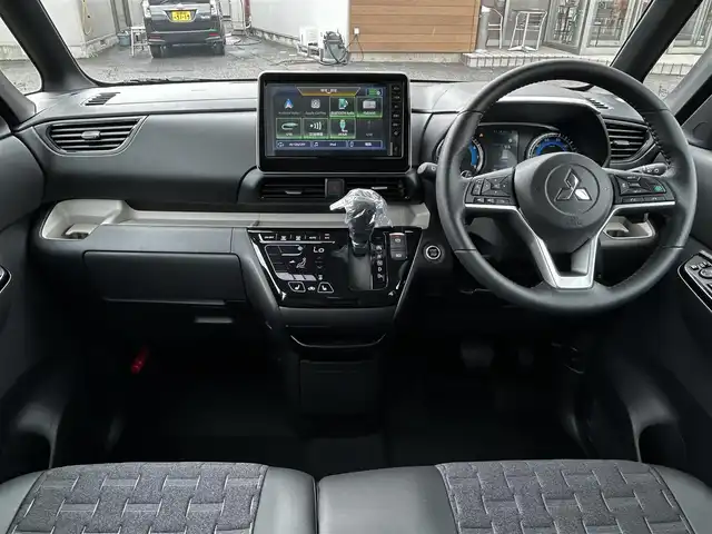 三菱 デリカミニ T プレミアム 福島県 2025(令7)年 0.1千km 緑Ⅱ T　PREMIUM　4WD　9型ディスプレイオーディオ（121/330）　サイドデカール（33/440）/4WD/純正ディスプレイオーディオ/360°カメラ/衝突被害軽減システム/車線逸脱警報/クルーズコントロール/ハーフレザーシート/両側パワースライドドア/横滑り防止装置/ETC/アイドリングストップ/LEDヘッドライト/フォグランプ/オートライト/ウィンカーミラー/電動格納ミラー/純正15インチAW/シートヒーター/シートリフター/ステアリングヒーター/プッシュスタート/スマートキー/フロアマット