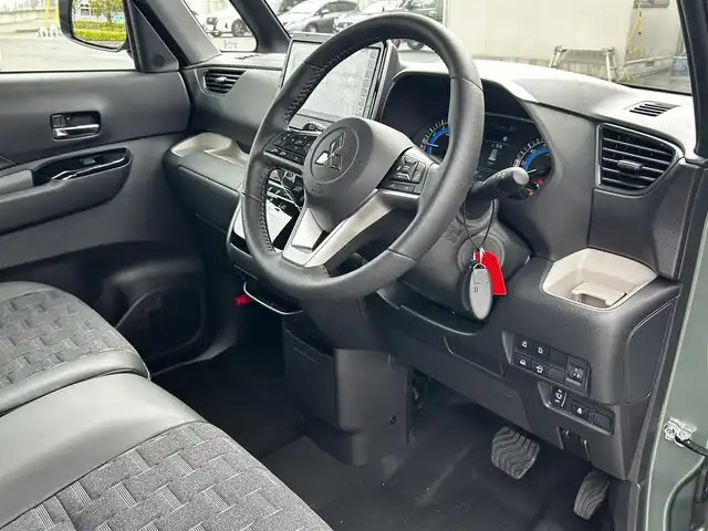 三菱 デリカミニ T プレミアム 福島県 2025(令7)年 0.1千km 緑Ⅱ T　PREMIUM　4WD　9型ディスプレイオーディオ（121/330）　サイドデカール（33/440）/4WD/純正ディスプレイオーディオ/360°カメラ/衝突被害軽減システム/車線逸脱警報/クルーズコントロール/ハーフレザーシート/両側パワースライドドア/横滑り防止装置/ETC/アイドリングストップ/LEDヘッドライト/フォグランプ/オートライト/ウィンカーミラー/電動格納ミラー/純正15インチAW/シートヒーター/シートリフター/ステアリングヒーター/プッシュスタート/スマートキー/フロアマット