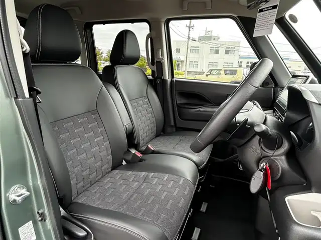 三菱 デリカミニ T プレミアム 福島県 2025(令7)年 0.1千km 緑Ⅱ T　PREMIUM　4WD　9型ディスプレイオーディオ（121/330）　サイドデカール（33/440）/4WD/純正ディスプレイオーディオ/360°カメラ/衝突被害軽減システム/車線逸脱警報/クルーズコントロール/ハーフレザーシート/両側パワースライドドア/横滑り防止装置/ETC/アイドリングストップ/LEDヘッドライト/フォグランプ/オートライト/ウィンカーミラー/電動格納ミラー/純正15インチAW/シートヒーター/シートリフター/ステアリングヒーター/プッシュスタート/スマートキー/フロアマット
