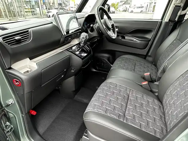 三菱 デリカミニ T プレミアム 福島県 2025(令7)年 0.1千km 緑Ⅱ T　PREMIUM　4WD　9型ディスプレイオーディオ（121/330）　サイドデカール（33/440）/4WD/純正ディスプレイオーディオ/360°カメラ/衝突被害軽減システム/車線逸脱警報/クルーズコントロール/ハーフレザーシート/両側パワースライドドア/横滑り防止装置/ETC/アイドリングストップ/LEDヘッドライト/フォグランプ/オートライト/ウィンカーミラー/電動格納ミラー/純正15インチAW/シートヒーター/シートリフター/ステアリングヒーター/プッシュスタート/スマートキー/フロアマット