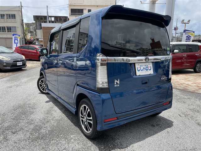 ホンダ Ｎ ＢＯＸ カスタム G 沖縄県 2013(平25)年 6.9万km プレミアムダイナミックブルーパール (株)IDOMが運営する【じしゃロンOO店】の自社ローン専用車両になりますこちらは現金またはオートローンご利用時の価格です。自社ローンご希望の方は別途その旨お申付け下さい/・プッシュスタート　/・ナビ　/・ＴＶ　/・Ｂｌｕｅｔｏｏｔｈ接続　/・バックカメラ　/・ＥＴＣ　/・取扱説明書　/・横滑り防止装置　/・盗難防止装置　/・アイドリングストップ　/・パワースライドドア　/・純正フロアマット　