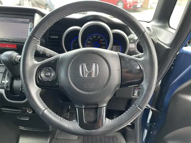 ホンダ Ｎ ＢＯＸ カスタム G 沖縄県 2013(平25)年 6.9万km プレミアムダイナミックブルーパール (株)IDOMが運営する【じしゃロンOO店】の自社ローン専用車両になりますこちらは現金またはオートローンご利用時の価格です。自社ローンご希望の方は別途その旨お申付け下さい/・プッシュスタート　/・ナビ　/・ＴＶ　/・Ｂｌｕｅｔｏｏｔｈ接続　/・バックカメラ　/・ＥＴＣ　/・取扱説明書　/・横滑り防止装置　/・盗難防止装置　/・アイドリングストップ　/・パワースライドドア　/・純正フロアマット　