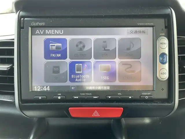 ホンダ Ｎ ＢＯＸ カスタム G 沖縄県 2013(平25)年 6.9万km プレミアムダイナミックブルーパール (株)IDOMが運営する【じしゃロンOO店】の自社ローン専用車両になりますこちらは現金またはオートローンご利用時の価格です。自社ローンご希望の方は別途その旨お申付け下さい/・プッシュスタート　/・ナビ　/・ＴＶ　/・Ｂｌｕｅｔｏｏｔｈ接続　/・バックカメラ　/・ＥＴＣ　/・取扱説明書　/・横滑り防止装置　/・盗難防止装置　/・アイドリングストップ　/・パワースライドドア　/・純正フロアマット　