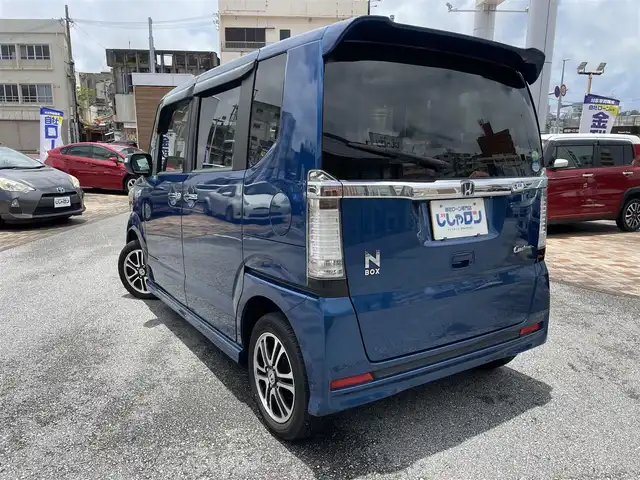 ホンダ Ｎ ＢＯＸ カスタム G 沖縄県 2013(平25)年 6.9万km プレミアムダイナミックブルーパール (株)IDOMが運営する【じしゃロンOO店】の自社ローン専用車両になりますこちらは現金またはオートローンご利用時の価格です。自社ローンご希望の方は別途その旨お申付け下さい/・プッシュスタート　/・ナビ　/・ＴＶ　/・Ｂｌｕｅｔｏｏｔｈ接続　/・バックカメラ　/・ＥＴＣ　/・取扱説明書　/・横滑り防止装置　/・盗難防止装置　/・アイドリングストップ　/・パワースライドドア　/・純正フロアマット　