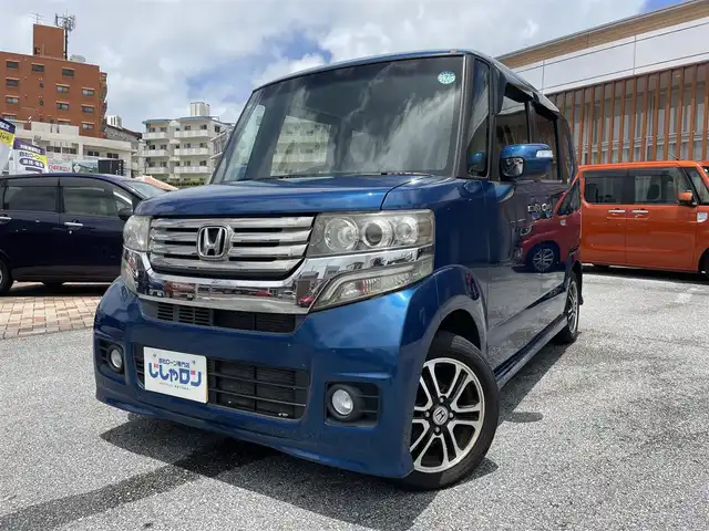 ホンダ Ｎ ＢＯＸ カスタム G 沖縄県 2013(平25)年 6.9万km プレミアムダイナミックブルーパール (株)IDOMが運営する【じしゃロンOO店】の自社ローン専用車両になりますこちらは現金またはオートローンご利用時の価格です。自社ローンご希望の方は別途その旨お申付け下さい/・プッシュスタート　/・ナビ　/・ＴＶ　/・Ｂｌｕｅｔｏｏｔｈ接続　/・バックカメラ　/・ＥＴＣ　/・取扱説明書　/・横滑り防止装置　/・盗難防止装置　/・アイドリングストップ　/・パワースライドドア　/・純正フロアマット　
