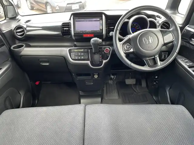 ホンダ Ｎ ＢＯＸ カスタム G 沖縄県 2013(平25)年 6.9万km プレミアムダイナミックブルーパール (株)IDOMが運営する【じしゃロンOO店】の自社ローン専用車両になりますこちらは現金またはオートローンご利用時の価格です。自社ローンご希望の方は別途その旨お申付け下さい/・プッシュスタート　/・ナビ　/・ＴＶ　/・Ｂｌｕｅｔｏｏｔｈ接続　/・バックカメラ　/・ＥＴＣ　/・取扱説明書　/・横滑り防止装置　/・盗難防止装置　/・アイドリングストップ　/・パワースライドドア　/・純正フロアマット　