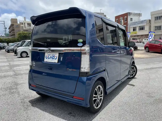 ホンダ Ｎ ＢＯＸ カスタム G 沖縄県 2013(平25)年 6.9万km プレミアムダイナミックブルーパール (株)IDOMが運営する【じしゃロンOO店】の自社ローン専用車両になりますこちらは現金またはオートローンご利用時の価格です。自社ローンご希望の方は別途その旨お申付け下さい/・プッシュスタート　/・ナビ　/・ＴＶ　/・Ｂｌｕｅｔｏｏｔｈ接続　/・バックカメラ　/・ＥＴＣ　/・取扱説明書　/・横滑り防止装置　/・盗難防止装置　/・アイドリングストップ　/・パワースライドドア　/・純正フロアマット　