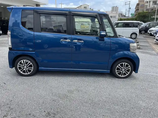 ホンダ Ｎ ＢＯＸ カスタム G 沖縄県 2013(平25)年 6.9万km プレミアムダイナミックブルーパール (株)IDOMが運営する【じしゃロンOO店】の自社ローン専用車両になりますこちらは現金またはオートローンご利用時の価格です。自社ローンご希望の方は別途その旨お申付け下さい/・プッシュスタート　/・ナビ　/・ＴＶ　/・Ｂｌｕｅｔｏｏｔｈ接続　/・バックカメラ　/・ＥＴＣ　/・取扱説明書　/・横滑り防止装置　/・盗難防止装置　/・アイドリングストップ　/・パワースライドドア　/・純正フロアマット　