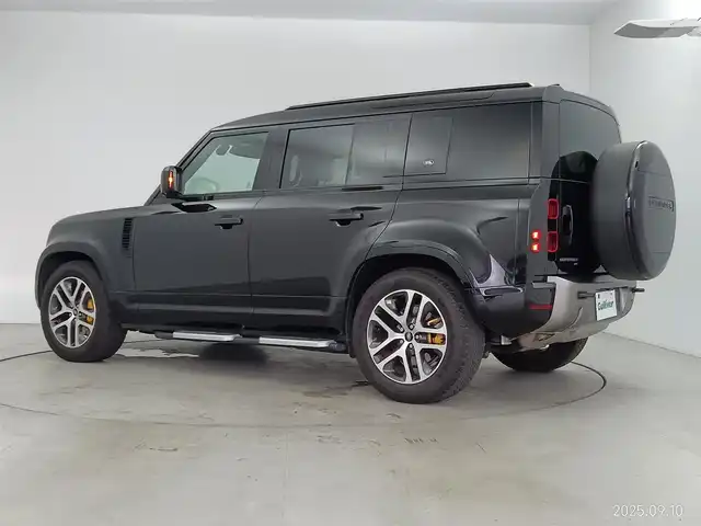 ランドローバー ランドローバー ディフェンダー 110X 愛知県 2021(令3)年 5.2万km 黒 4WD/ディーゼル/ターボ/ファミリーパック/　　・3列シート/　　・空気清浄システム/エアサスペンションパック/　　・電子制御エアサスペンション/ドライバーズアシストパック　/　　・360°サラウンドカメラ/　　・レーンキープアシスト　　/　　・ブラインドスポットモニター/　　・エマージェンシーブレーキ/アダプティブオフロードクルーズコントロール/スライディングパノラミックルーフ/ルーフレール/急速クーラーボックス/置くだけ充電/デジタルインナーミラー/ドライブレコーダー/純正ナビ/　　Bluetooth/AndroidAuto/AppleCarPley/革巻きステアリング/ステアリングリモコン/パワーシート/シートポジションメモリ機能/シートヒーター/ベンチレーション/サイドステップ/純正LEDヘッドライト/フォグランプ/純正20インチアルミホイール/取扱説明書/保証書