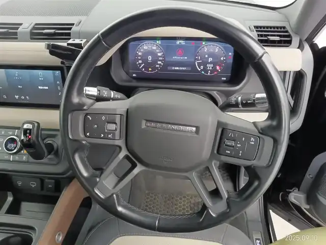 ランドローバー ランドローバー ディフェンダー 110X 愛知県 2021(令3)年 5.2万km 黒 4WD/ディーゼル/ターボ/ファミリーパック/　　・3列シート/　　・空気清浄システム/エアサスペンションパック/　　・電子制御エアサスペンション/ドライバーズアシストパック　/　　・360°サラウンドカメラ/　　・レーンキープアシスト　　/　　・ブラインドスポットモニター/　　・エマージェンシーブレーキ/アダプティブオフロードクルーズコントロール/スライディングパノラミックルーフ/ルーフレール/急速クーラーボックス/置くだけ充電/デジタルインナーミラー/ドライブレコーダー/純正ナビ/　　Bluetooth/AndroidAuto/AppleCarPley/革巻きステアリング/ステアリングリモコン/パワーシート/シートポジションメモリ機能/シートヒーター/ベンチレーション/サイドステップ/純正LEDヘッドライト/フォグランプ/純正20インチアルミホイール/取扱説明書/保証書