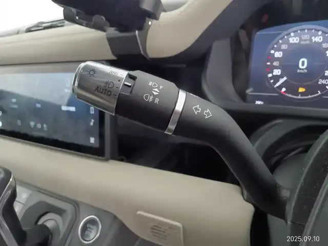 ランドローバー ランドローバー ディフェンダー 110X 愛知県 2021(令3)年 5.2万km 黒 4WD/ディーゼル/ターボ/ファミリーパック/　　・3列シート/　　・空気清浄システム/エアサスペンションパック/　　・電子制御エアサスペンション/ドライバーズアシストパック　/　　・360°サラウンドカメラ/　　・レーンキープアシスト　　/　　・ブラインドスポットモニター/　　・エマージェンシーブレーキ/アダプティブオフロードクルーズコントロール/スライディングパノラミックルーフ/ルーフレール/急速クーラーボックス/置くだけ充電/デジタルインナーミラー/ドライブレコーダー/純正ナビ/　　Bluetooth/AndroidAuto/AppleCarPley/革巻きステアリング/ステアリングリモコン/パワーシート/シートポジションメモリ機能/シートヒーター/ベンチレーション/サイドステップ/純正LEDヘッドライト/フォグランプ/純正20インチアルミホイール/取扱説明書/保証書