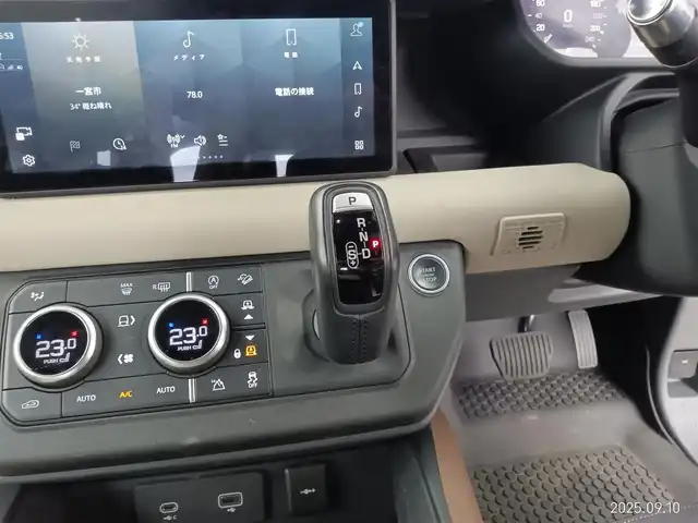ランドローバー ランドローバー ディフェンダー 110X 愛知県 2021(令3)年 5.2万km 黒 4WD/ディーゼル/ターボ/ファミリーパック/　　・3列シート/　　・空気清浄システム/エアサスペンションパック/　　・電子制御エアサスペンション/ドライバーズアシストパック　/　　・360°サラウンドカメラ/　　・レーンキープアシスト　　/　　・ブラインドスポットモニター/　　・エマージェンシーブレーキ/アダプティブオフロードクルーズコントロール/スライディングパノラミックルーフ/ルーフレール/急速クーラーボックス/置くだけ充電/デジタルインナーミラー/ドライブレコーダー/純正ナビ/　　Bluetooth/AndroidAuto/AppleCarPley/革巻きステアリング/ステアリングリモコン/パワーシート/シートポジションメモリ機能/シートヒーター/ベンチレーション/サイドステップ/純正LEDヘッドライト/フォグランプ/純正20インチアルミホイール/取扱説明書/保証書