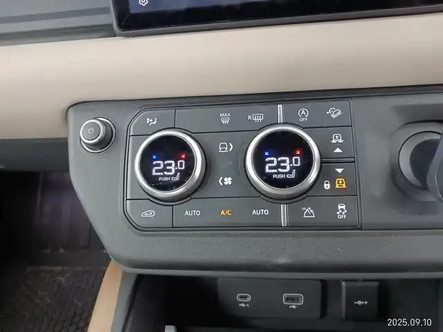ランドローバー ランドローバー ディフェンダー 110X 愛知県 2021(令3)年 5.2万km 黒 4WD/ディーゼル/ターボ/ファミリーパック/　　・3列シート/　　・空気清浄システム/エアサスペンションパック/　　・電子制御エアサスペンション/ドライバーズアシストパック　/　　・360°サラウンドカメラ/　　・レーンキープアシスト　　/　　・ブラインドスポットモニター/　　・エマージェンシーブレーキ/アダプティブオフロードクルーズコントロール/スライディングパノラミックルーフ/ルーフレール/急速クーラーボックス/置くだけ充電/デジタルインナーミラー/ドライブレコーダー/純正ナビ/　　Bluetooth/AndroidAuto/AppleCarPley/革巻きステアリング/ステアリングリモコン/パワーシート/シートポジションメモリ機能/シートヒーター/ベンチレーション/サイドステップ/純正LEDヘッドライト/フォグランプ/純正20インチアルミホイール/取扱説明書/保証書