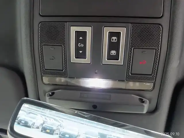 ランドローバー ランドローバー ディフェンダー 110X 愛知県 2021(令3)年 5.2万km 黒 4WD/ディーゼル/ターボ/ファミリーパック/　　・3列シート/　　・空気清浄システム/エアサスペンションパック/　　・電子制御エアサスペンション/ドライバーズアシストパック　/　　・360°サラウンドカメラ/　　・レーンキープアシスト　　/　　・ブラインドスポットモニター/　　・エマージェンシーブレーキ/アダプティブオフロードクルーズコントロール/スライディングパノラミックルーフ/ルーフレール/急速クーラーボックス/置くだけ充電/デジタルインナーミラー/ドライブレコーダー/純正ナビ/　　Bluetooth/AndroidAuto/AppleCarPley/革巻きステアリング/ステアリングリモコン/パワーシート/シートポジションメモリ機能/シートヒーター/ベンチレーション/サイドステップ/純正LEDヘッドライト/フォグランプ/純正20インチアルミホイール/取扱説明書/保証書