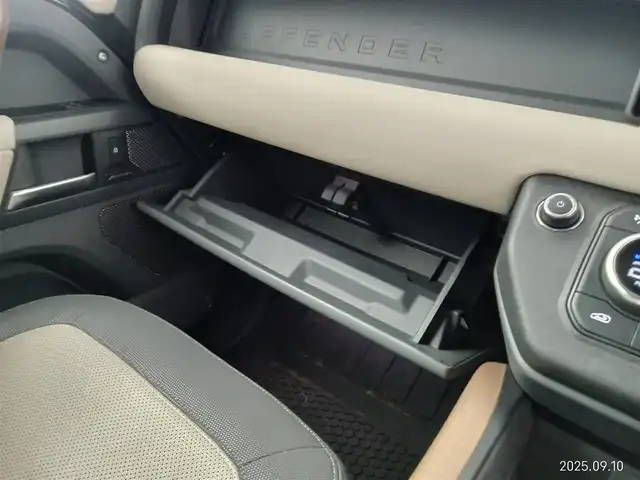 ランドローバー ランドローバー ディフェンダー 110X 愛知県 2021(令3)年 5.2万km 黒 4WD/ディーゼル/ターボ/ファミリーパック/　　・3列シート/　　・空気清浄システム/エアサスペンションパック/　　・電子制御エアサスペンション/ドライバーズアシストパック　/　　・360°サラウンドカメラ/　　・レーンキープアシスト　　/　　・ブラインドスポットモニター/　　・エマージェンシーブレーキ/アダプティブオフロードクルーズコントロール/スライディングパノラミックルーフ/ルーフレール/急速クーラーボックス/置くだけ充電/デジタルインナーミラー/ドライブレコーダー/純正ナビ/　　Bluetooth/AndroidAuto/AppleCarPley/革巻きステアリング/ステアリングリモコン/パワーシート/シートポジションメモリ機能/シートヒーター/ベンチレーション/サイドステップ/純正LEDヘッドライト/フォグランプ/純正20インチアルミホイール/取扱説明書/保証書