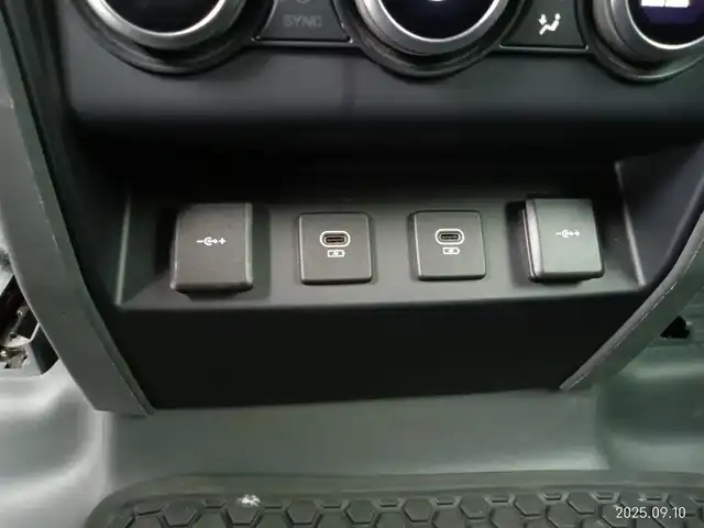 ランドローバー ランドローバー ディフェンダー 110X 愛知県 2021(令3)年 5.2万km 黒 4WD/ディーゼル/ターボ/ファミリーパック/　　・3列シート/　　・空気清浄システム/エアサスペンションパック/　　・電子制御エアサスペンション/ドライバーズアシストパック　/　　・360°サラウンドカメラ/　　・レーンキープアシスト　　/　　・ブラインドスポットモニター/　　・エマージェンシーブレーキ/アダプティブオフロードクルーズコントロール/スライディングパノラミックルーフ/ルーフレール/急速クーラーボックス/置くだけ充電/デジタルインナーミラー/ドライブレコーダー/純正ナビ/　　Bluetooth/AndroidAuto/AppleCarPley/革巻きステアリング/ステアリングリモコン/パワーシート/シートポジションメモリ機能/シートヒーター/ベンチレーション/サイドステップ/純正LEDヘッドライト/フォグランプ/純正20インチアルミホイール/取扱説明書/保証書