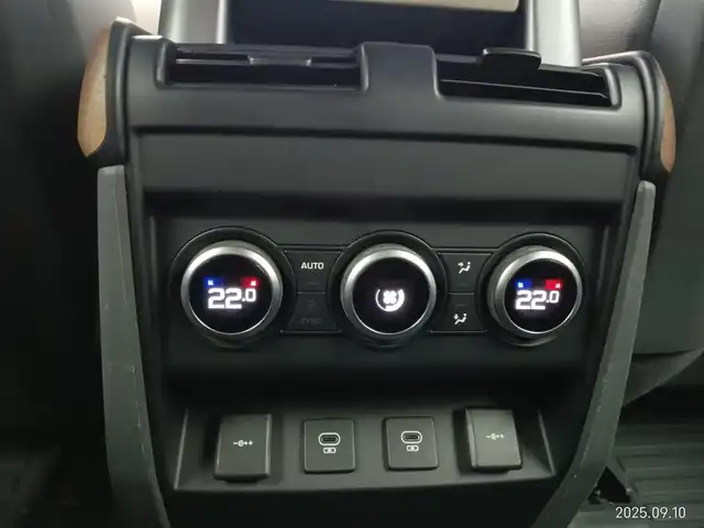 ランドローバー ランドローバー ディフェンダー 110X 愛知県 2021(令3)年 5.2万km 黒 4WD/ディーゼル/ターボ/ファミリーパック/　　・3列シート/　　・空気清浄システム/エアサスペンションパック/　　・電子制御エアサスペンション/ドライバーズアシストパック　/　　・360°サラウンドカメラ/　　・レーンキープアシスト　　/　　・ブラインドスポットモニター/　　・エマージェンシーブレーキ/アダプティブオフロードクルーズコントロール/スライディングパノラミックルーフ/ルーフレール/急速クーラーボックス/置くだけ充電/デジタルインナーミラー/ドライブレコーダー/純正ナビ/　　Bluetooth/AndroidAuto/AppleCarPley/革巻きステアリング/ステアリングリモコン/パワーシート/シートポジションメモリ機能/シートヒーター/ベンチレーション/サイドステップ/純正LEDヘッドライト/フォグランプ/純正20インチアルミホイール/取扱説明書/保証書