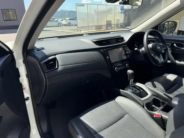 日産 エクストレイル ハイブリッド 20X 滋賀県 2019(令1)年 7.6万km ブリリアントホワイトパール 純正9インチナビ/CD/DVD/Bluetooth/AUX/FM/AM/フルセグテレビ/バックカメラ/サンルーフ/ETC/インテリジェントエマージェンシーブレーキ/・踏み間違い衝突防止アシスト/・LDW(車線逸脱警報)/・進入禁止標識認知システム/・フロント/バックソナー/LEDヘッドライト/オートライト/プッシュスタート /スマートキー