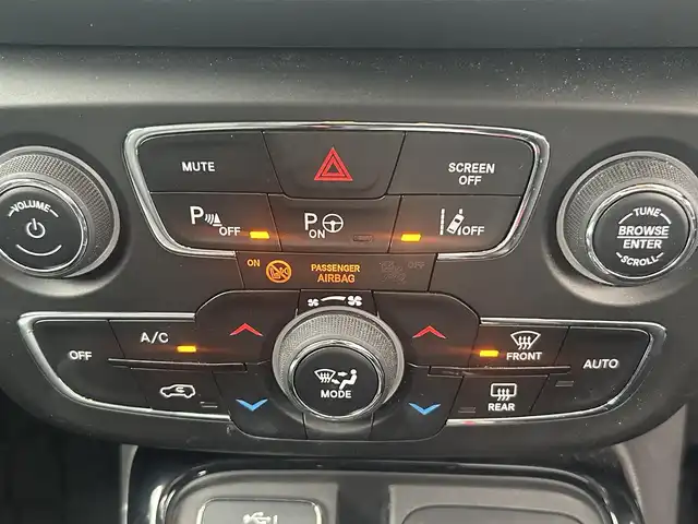 クライスラー・ジープ ジープ コンパス リミテッド 愛知県 2021(令3)年 3.1万km 黒 メーカーオプションナビ【Bluetooth USB AUX フルセグ】/４WD/アルパインサウンドシステム/バックカメラ/ETC2.0/パーキングアシスト/アダプティブクルーズコントロール/衝突被害軽減ブレーキ/レーンキープアシスト/ブラインドスポットモニター/スピードリミッター/クリアランスソナー/LEDヘッドライト/オートライト/フォグランプ/リアフォグランプ/ヘッドライトレベライザー/ステアリングリモコン/パワーシート/前席シートヒーター/AC100V/ルーフレール/純正フロアマット/純正アルミホイール