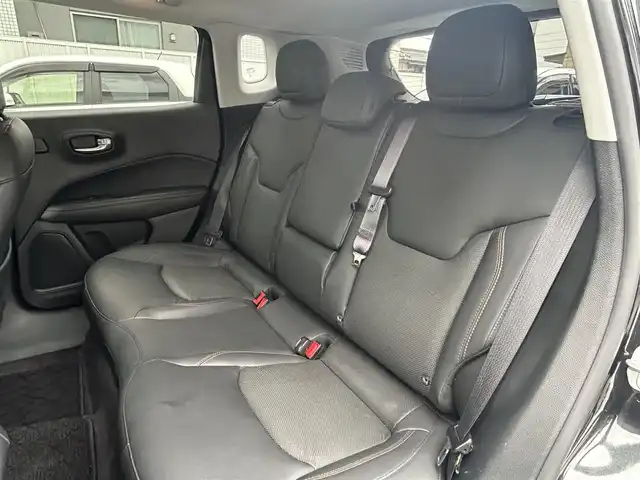 クライスラー・ジープ ジープ コンパス リミテッド 愛知県 2021(令3)年 3.1万km 黒 メーカーオプションナビ【Bluetooth USB AUX フルセグ】/４WD/アルパインサウンドシステム/バックカメラ/ETC2.0/パーキングアシスト/アダプティブクルーズコントロール/衝突被害軽減ブレーキ/レーンキープアシスト/ブラインドスポットモニター/スピードリミッター/クリアランスソナー/LEDヘッドライト/オートライト/フォグランプ/リアフォグランプ/ヘッドライトレベライザー/ステアリングリモコン/パワーシート/前席シートヒーター/AC100V/ルーフレール/純正フロアマット/純正アルミホイール