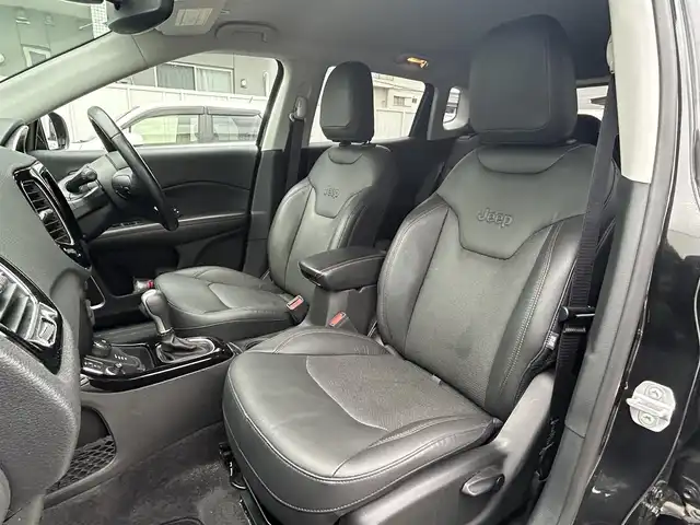 クライスラー・ジープ ジープ コンパス リミテッド 愛知県 2021(令3)年 3.1万km 黒 メーカーオプションナビ【Bluetooth USB AUX フルセグ】/４WD/アルパインサウンドシステム/バックカメラ/ETC2.0/パーキングアシスト/アダプティブクルーズコントロール/衝突被害軽減ブレーキ/レーンキープアシスト/ブラインドスポットモニター/スピードリミッター/クリアランスソナー/LEDヘッドライト/オートライト/フォグランプ/リアフォグランプ/ヘッドライトレベライザー/ステアリングリモコン/パワーシート/前席シートヒーター/AC100V/ルーフレール/純正フロアマット/純正アルミホイール