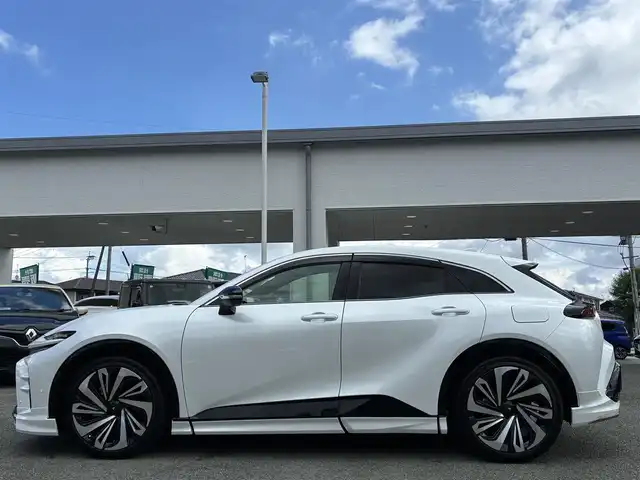 トヨタ クラウン スポーツ Z 熊本県 2024(令6)年 0.1万km プレシャスホワイトパール ワンオーナー/パノラマルーフ/モデリスタエアロ（F.S.R）/純正ナビ機能付きディスプレーオーディオ/【フルセグTV/Bluetooth】/全方囲カメラ/バックカメラ/デジタルインナーミラー/トヨタチームメイト/アドバンストパーク/レーダークルーズコントロール/衝突被害軽減システム/ヘッドアップディスプレイ/コーナーセンサー/純正21インチAW/ビルトインETC2.0/オートLEDヘッドライト/オートハイビーム/ウィンカーミラー/黒革シート/前席シートヒーター/エアシート/ステアリングヒーター/ワイヤレス充電器/プッシュスタート/ステアリングスイッチ/純正フロアマット/純正ドアバイザー/横滑り防止/盗難防止装置/保証書/取扱説明書