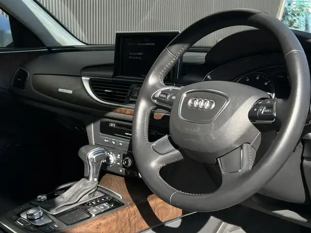 アウディ Ａ６ オールロードクワトロ 長野県 2015(平27)年 4.6万km パール ４ＷＤ/　当店買取車両/　エアサス/　ＢＯＳＥサウンド/　クルーズコントロール/　パワーシート/　シートヒーター/　黒革シート/　オートライト/　オートハイビーム/　ＥＴＣ/　ダウンヒルアシスト/　オートホールド/　純正ナビ/　エンジンスタートボタン