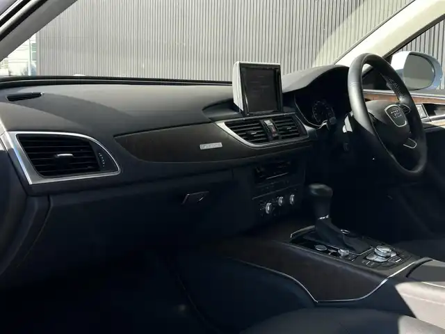 アウディ Ａ６ オールロードクワトロ 長野県 2015(平27)年 4.6万km パール ４ＷＤ/　当店買取車両/　エアサス/　ＢＯＳＥサウンド/　クルーズコントロール/　パワーシート/　シートヒーター/　黒革シート/　オートライト/　オートハイビーム/　ＥＴＣ/　ダウンヒルアシスト/　オートホールド/　純正ナビ/　エンジンスタートボタン