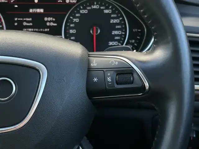 アウディ Ａ６ オールロードクワトロ 長野県 2015(平27)年 4.6万km パール ４ＷＤ/　当店買取車両/　エアサス/　ＢＯＳＥサウンド/　クルーズコントロール/　パワーシート/　シートヒーター/　黒革シート/　オートライト/　オートハイビーム/　ＥＴＣ/　ダウンヒルアシスト/　オートホールド/　純正ナビ/　エンジンスタートボタン