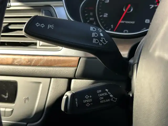 アウディ Ａ６ オールロードクワトロ 長野県 2015(平27)年 4.6万km パール ４ＷＤ/　当店買取車両/　エアサス/　ＢＯＳＥサウンド/　クルーズコントロール/　パワーシート/　シートヒーター/　黒革シート/　オートライト/　オートハイビーム/　ＥＴＣ/　ダウンヒルアシスト/　オートホールド/　純正ナビ/　エンジンスタートボタン