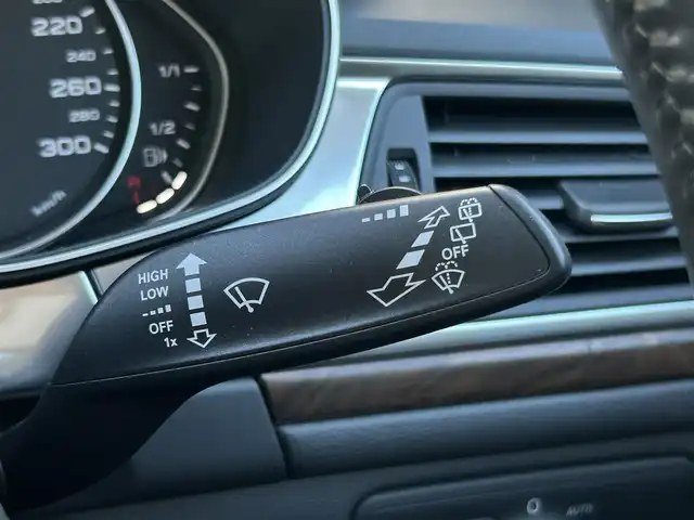 アウディ Ａ６ オールロードクワトロ 長野県 2015(平27)年 4.6万km パール ４ＷＤ/　当店買取車両/　エアサス/　ＢＯＳＥサウンド/　クルーズコントロール/　パワーシート/　シートヒーター/　黒革シート/　オートライト/　オートハイビーム/　ＥＴＣ/　ダウンヒルアシスト/　オートホールド/　純正ナビ/　エンジンスタートボタン