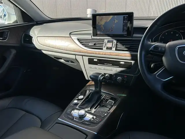 アウディ Ａ６ オールロードクワトロ 長野県 2015(平27)年 4.6万km パール ４ＷＤ/　当店買取車両/　エアサス/　ＢＯＳＥサウンド/　クルーズコントロール/　パワーシート/　シートヒーター/　黒革シート/　オートライト/　オートハイビーム/　ＥＴＣ/　ダウンヒルアシスト/　オートホールド/　純正ナビ/　エンジンスタートボタン