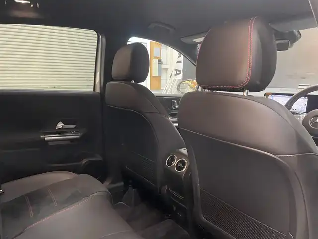 メルセデス・ベンツ Ｂ１８０ AMGライン 群馬県 2020(令2)年 4.3万km ポーラホワイト ワンオーナー /レーダーセーフティ パッケージ/純正ナビ/バックカメラ/コーナーセンサー/マルチビームLEDヘッドライト/ハーフレザーシート/シートヒーター/フルセグTV/ETC2.0/純正18インチAW/スマートキー /BT/USB/純正フロアマット/禁煙車/電動リアゲート