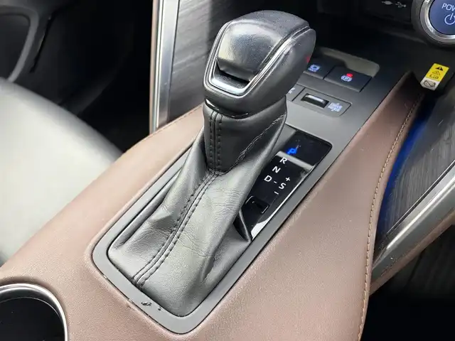 トヨタ ハリアー ハイブリッド Z 愛知県 2020(令2)年 2万km ホワイトパールクリスタルシャイン JBLサウンド/ワイヤレス充電/純正12.3インチディスプレイオーディオ/アラウンドビューモニター/フルセグTV/トヨタセーフティセンス/衝突被害軽減システム/レーダークルーズコントロール/横滑り防止装置/コーナーセンサー/レーンキープアシスト/ブラインドスポットモニター/オートライト/オートマチックハイビーム/LEDヘッドライト/LEDフォグライト/デジタルインナーミラー/パワーバックドア/ETC2.0/電動パワーシート/純正19インチアルミホイール/社外フロアマット/ヘッドアップディスプレイ/プッシュスタート/スマートキー/スペアキー