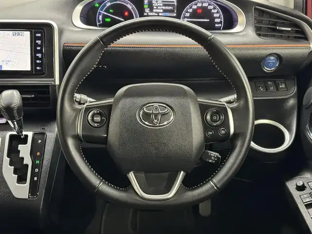 トヨタ シエンタ ハイブリッド G 三重県 2020(令2)年 5.6万km ブラックマイカ/センシュアルレッドマイカ ハイブリッド/FF/インパネCVT/純正 7インチナビ NSZT-W68T/（AM/FM/CD/DVD/TV/SD/SDREC/Bluetooth）/バックガイドモニター/両側パワースライドドア/ドライブレコーダー 前後/ビルトイン ETC/Toyota Safety Sense/・プリクラッシュセーフティ［PCS］/・レーンディパーチャーアラート［LDA］/・オートハイビーム［AHB］/・先行車発進告知機能/・インテリジェントクリアランスソナー［パーキングサポートブレーキ（静止物）］/など/装備/・オートエアコン/・LEDヘッドランプ/・ステアリングスイッチ/・充電用USBジャックx2/・電動格納ドアミラー/・プッシュスタート/・スマートキーx2/・【OP】純正 15inAW/・保/取/ナビ取/など