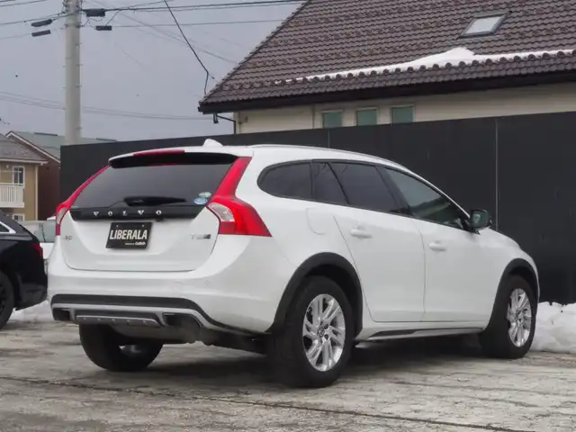 ボルボ Ｖ６０ クロスカントリー T5 AWD クラシック 岩手県 2018(平30)年 5.5万km クリスタルホワイトP インテリセーフ/レーンキープ/BLIS/ACC/CTA/純正HDDナビ/バックカメラ/ETC/リアPDC/サンルーフ/アイボリーレザーシート/パワーシート/シートヒーター/キセノンライト/純正ゴムマット