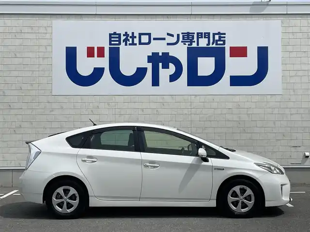 トヨタ プリウス S 佐賀県 2012(平24)年 6.9万km ホワイトパールクリスタルシャイン （株）IDOMが運営する【じしゃロン佐賀店】の自社ローン専用車両になります。/こちらは現金またはオートローンご利用時の価格です。自社ローンご希望の方は別途その旨お申し付けください。/・アルパイン８インチＳＤナビ/フルセグ/ＢＴ　/・バックカメラ/・ETC
