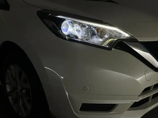 日産 ノート e－パワー X 群馬県 2019(平31)年 6.5万km ブリリアントホワイトパール アラウンドビューモニター/インテリジェントルームミラー/ヒーター付ドアミラー/LEDヘッドランプ/＝＝＝＝＝＝/純正7インチナビ/(AM/FM/Bluetooth/フルセグTV/CD/DVD/AUX)/純正前方ドライブレコーダー(DJ4-D)/エマージェンシーブレーキ/レーンキープアシスト/ETC/プッシュスタート/スマートキー/純正15インチアルミホイール