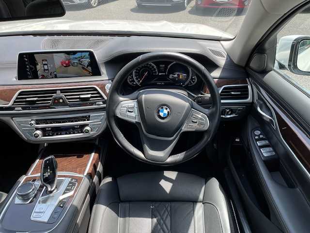 ＢＭＷ ７４０ｅ アイパフォーマンス 東京都 2016(平28)年 1.2万km アルピンホワイトⅢ ドライビングアシストプラス（詳細は検査員記入欄参照）/ドライブモードセレクト・ハイトコントロール/ワンオーナー/保証書・取説/H29.31.R1.2.3.5.7ディーラー記録簿有/コンフォートアクセス・スマートキー×2/革巻きステア・オートチルト・ステアリングスイッチ/マルチディスプレイメーター/エクスクルーシブナッパレザーシート（黒）/前席メモリ付パワーシート＆ベンチレーター＆マッサージ機能付き/全席シートヒーター・リア＆後席オートサンシェード/純正HDDナビ(10.25インチワイドディスプレイ）/DVD/CD/USB/BT/MSV/AppleCarPlay/AndroidAuto/ハーマン/カードんサラウンドサウンド（16スピーカー）/360°ビューカメラ・パーキングアシスト/ルームミラー型ETC/外フロントドラレコ/純正18インチアルミ/パワートランク/全ドアイージークロージャー/アダプティブLEDヘッドライト・オートライト・LEDフォグ/AUTOHOLD