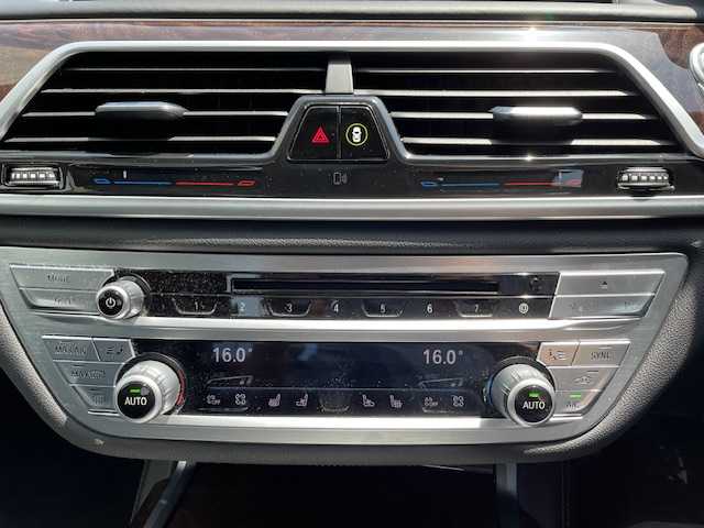 ＢＭＷ ７４０ｅ アイパフォーマンス 東京都 2016(平28)年 1.2万km アルピンホワイトⅢ ドライビングアシストプラス（詳細は検査員記入欄参照）/ドライブモードセレクト・ハイトコントロール/ワンオーナー/保証書・取説/H29.31.R1.2.3.5.7ディーラー記録簿有/コンフォートアクセス・スマートキー×2/革巻きステア・オートチルト・ステアリングスイッチ/マルチディスプレイメーター/エクスクルーシブナッパレザーシート（黒）/前席メモリ付パワーシート＆ベンチレーター＆マッサージ機能付き/全席シートヒーター・リア＆後席オートサンシェード/純正HDDナビ(10.25インチワイドディスプレイ）/DVD/CD/USB/BT/MSV/AppleCarPlay/AndroidAuto/ハーマン/カードんサラウンドサウンド（16スピーカー）/360°ビューカメラ・パーキングアシスト/ルームミラー型ETC/外フロントドラレコ/純正18インチアルミ/パワートランク/全ドアイージークロージャー/アダプティブLEDヘッドライト・オートライト・LEDフォグ/AUTOHOLD