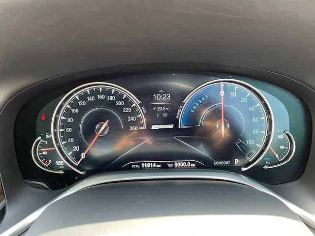 ＢＭＷ ７４０ｅ アイパフォーマンス 東京都 2016(平28)年 1.2万km アルピンホワイトⅢ ドライビングアシストプラス（詳細は検査員記入欄参照）/ドライブモードセレクト・ハイトコントロール/ワンオーナー/保証書・取説/H29.31.R1.2.3.5.7ディーラー記録簿有/コンフォートアクセス・スマートキー×2/革巻きステア・オートチルト・ステアリングスイッチ/マルチディスプレイメーター/エクスクルーシブナッパレザーシート（黒）/前席メモリ付パワーシート＆ベンチレーター＆マッサージ機能付き/全席シートヒーター・リア＆後席オートサンシェード/純正HDDナビ(10.25インチワイドディスプレイ）/DVD/CD/USB/BT/MSV/AppleCarPlay/AndroidAuto/ハーマン/カードんサラウンドサウンド（16スピーカー）/360°ビューカメラ・パーキングアシスト/ルームミラー型ETC/外フロントドラレコ/純正18インチアルミ/パワートランク/全ドアイージークロージャー/アダプティブLEDヘッドライト・オートライト・LEDフォグ/AUTOHOLD