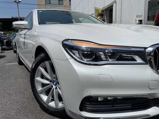 ＢＭＷ ７４０ｅ アイパフォーマンス 東京都 2016(平28)年 1.2万km アルピンホワイトⅢ ドライビングアシストプラス（詳細は検査員記入欄参照）/ドライブモードセレクト・ハイトコントロール/ワンオーナー/保証書・取説/H29.31.R1.2.3.5.7ディーラー記録簿有/コンフォートアクセス・スマートキー×2/革巻きステア・オートチルト・ステアリングスイッチ/マルチディスプレイメーター/エクスクルーシブナッパレザーシート（黒）/前席メモリ付パワーシート＆ベンチレーター＆マッサージ機能付き/全席シートヒーター・リア＆後席オートサンシェード/純正HDDナビ(10.25インチワイドディスプレイ）/DVD/CD/USB/BT/MSV/AppleCarPlay/AndroidAuto/ハーマン/カードんサラウンドサウンド（16スピーカー）/360°ビューカメラ・パーキングアシスト/ルームミラー型ETC/外フロントドラレコ/純正18インチアルミ/パワートランク/全ドアイージークロージャー/アダプティブLEDヘッドライト・オートライト・LEDフォグ/AUTOHOLD