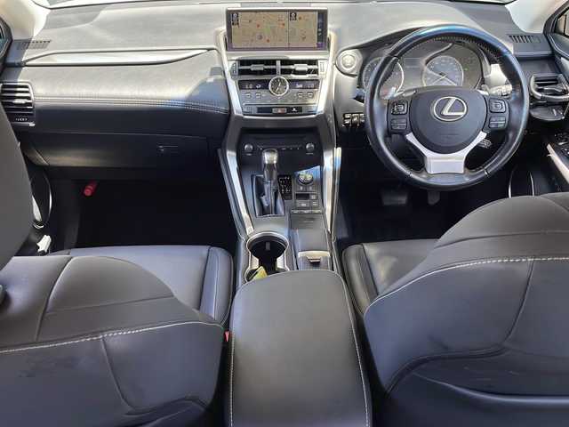 レクサス ＮＸ 300 Iパッケージ 静岡県 2018(平30)年 7.9万km ソニッククォーツ 純正メモリナビ/・CD/・DVD/・フルセグTV/・Bluetooth/・AM/・FM/主要装備/・サンルーフ/・衝突軽減/・ACC/・ブラインドスポットモニター/・バックカメラ/・パワーバックドア/・前方ドラレコ/・シートヒーター/・ステアリングヒーター/・LEDヘッドライト/・オートライト/・オートハイビーム/・純正フロアマット