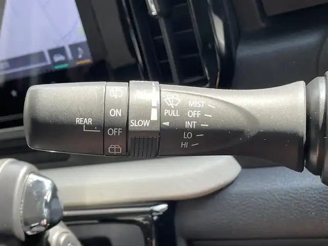 スズキ ソリオ HV MZ 滋賀県 2023(令5)年 2.1万km メロウディープレッドパール 禁煙車/純正９型ナビ/CD/DVD/Bluetooth/フルセグTV/全方位カメラ/ETC/ドラレコ前後/両側パワースライドドア/HUD/レーダークルーズコントロール/アイドリングストップ/シートヒーター/オートライト/LEDヘッドライト/オートハイビーム/衝突軽減ブレーキ/純正アルミホイール/純正フロアマット/ドアバイザー/革巻きステアリング/ステアリングスイッチ/コーナーセンサー